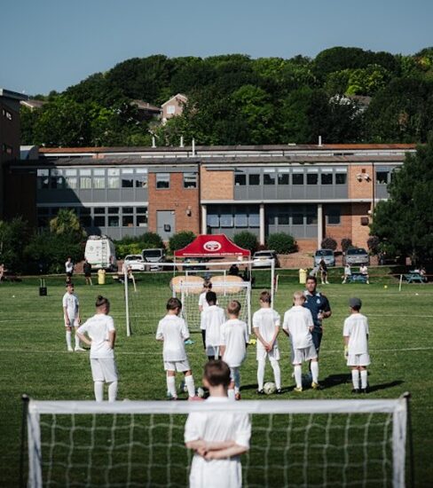 Image of students listening to the coach at the Real Madrid Football Clinic