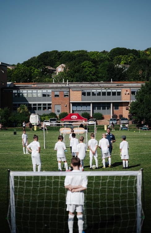 Image of students listening to the coach at the Real Madrid Football Clinic
